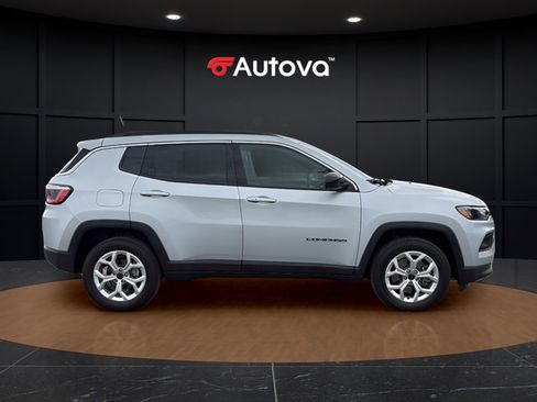 Used 2025 Jeep Compass Latitude AWD/4WD image 6
