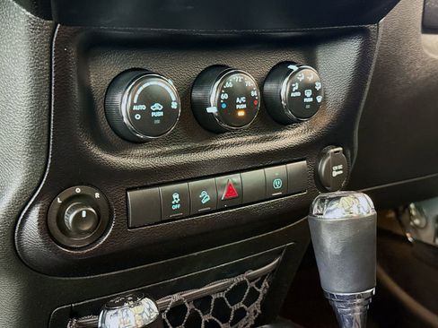 Used 2015 Jeep Wrangler Unlimited Sahara w/ Connectivity Group AWD/4WD image 15