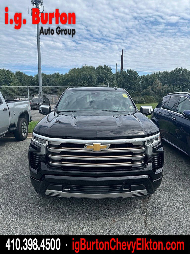 Used 2022 Chevrolet Silverado 1500 High Country w/ Technology Package AWD/4WD image 2