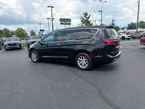 Used 2025 Chrysler Pacifica Select FWD image 16