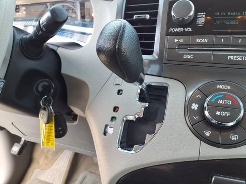 Used 2014 Toyota Sienna LE image 14