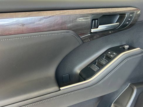 New 2026 Toyota Highlander Platinum AWD/4WD image 11