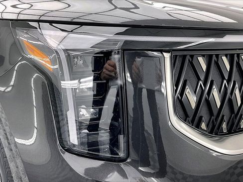 Used 2025 Kia Carnival image 30