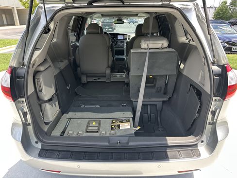 Used 2019 Toyota Sienna XLE w/ XLE Navigation Package FWD image 33
