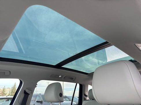 Used 2023 Volkswagen Tiguan SE w/ Panoramic Sunroof Package image 28