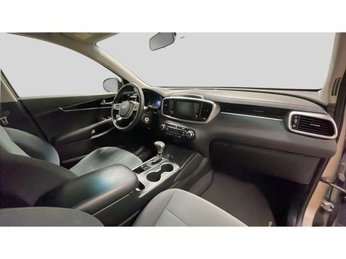 Used 2019 Kia Sorento FWD V6 image 17