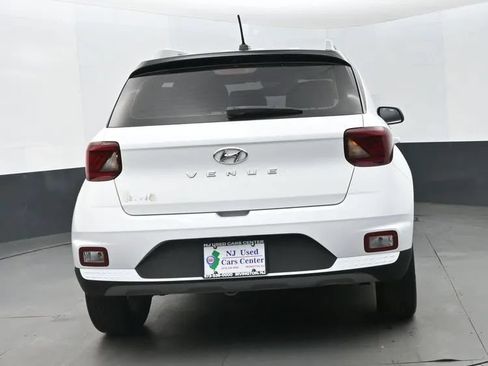 Used 2024 Hyundai Venue Limited FWD image 8