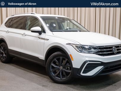 Used 2024 Volkswagen Tiguan SE w/ Panoramic Sunroof Package