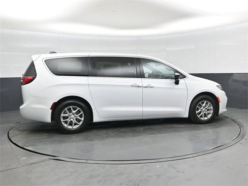 New 2026 Chrysler Pacifica Select image 2