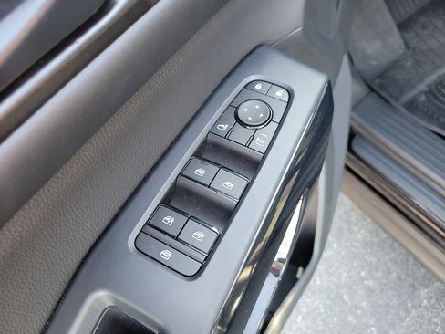 Used 2025 Nissan Pathfinder SV w/ SV Premium Package image 16