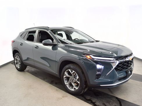 Used 2025 Chevrolet Trax LT image 2