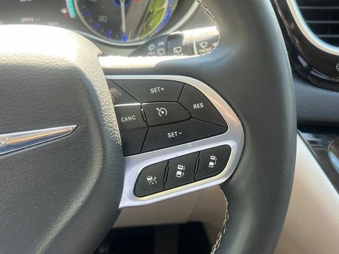 Used 2023 Chrysler Pacifica Touring-L FWD image 29