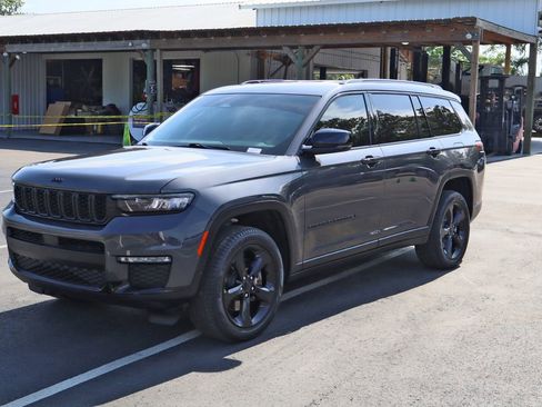 Used 2023 Jeep Grand Cherokee L Limited w/ Black Appearance Package AWD/4WD image 5