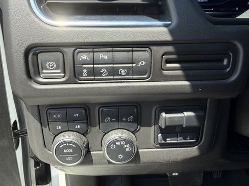 Used 2022 Chevrolet Suburban Z71 w/ Z71 Off-Road Package AWD/4WD image 15