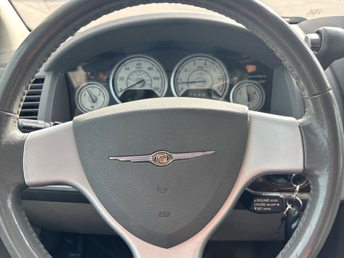 Used 2010 Chrysler Town & Country Touring image 7