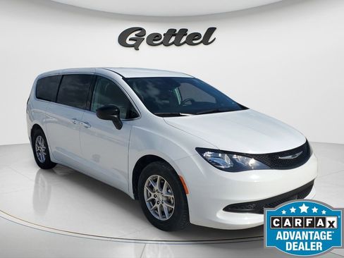 Used 2024 Chrysler Voyager LX image 2