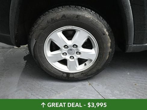 Used 2012 Jeep Grand Cherokee Laredo AWD/4WD image 16