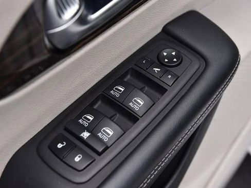 Used 2023 Chrysler Pacifica Limited FWD image 8