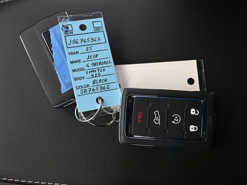 Used 2025 Jeep Grand Cherokee Limited image 21