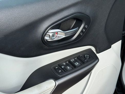 Used 2021 Jeep Cherokee Limited image 11