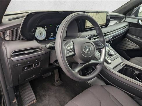 Used 2024 Hyundai Palisade Calligraphy image 3