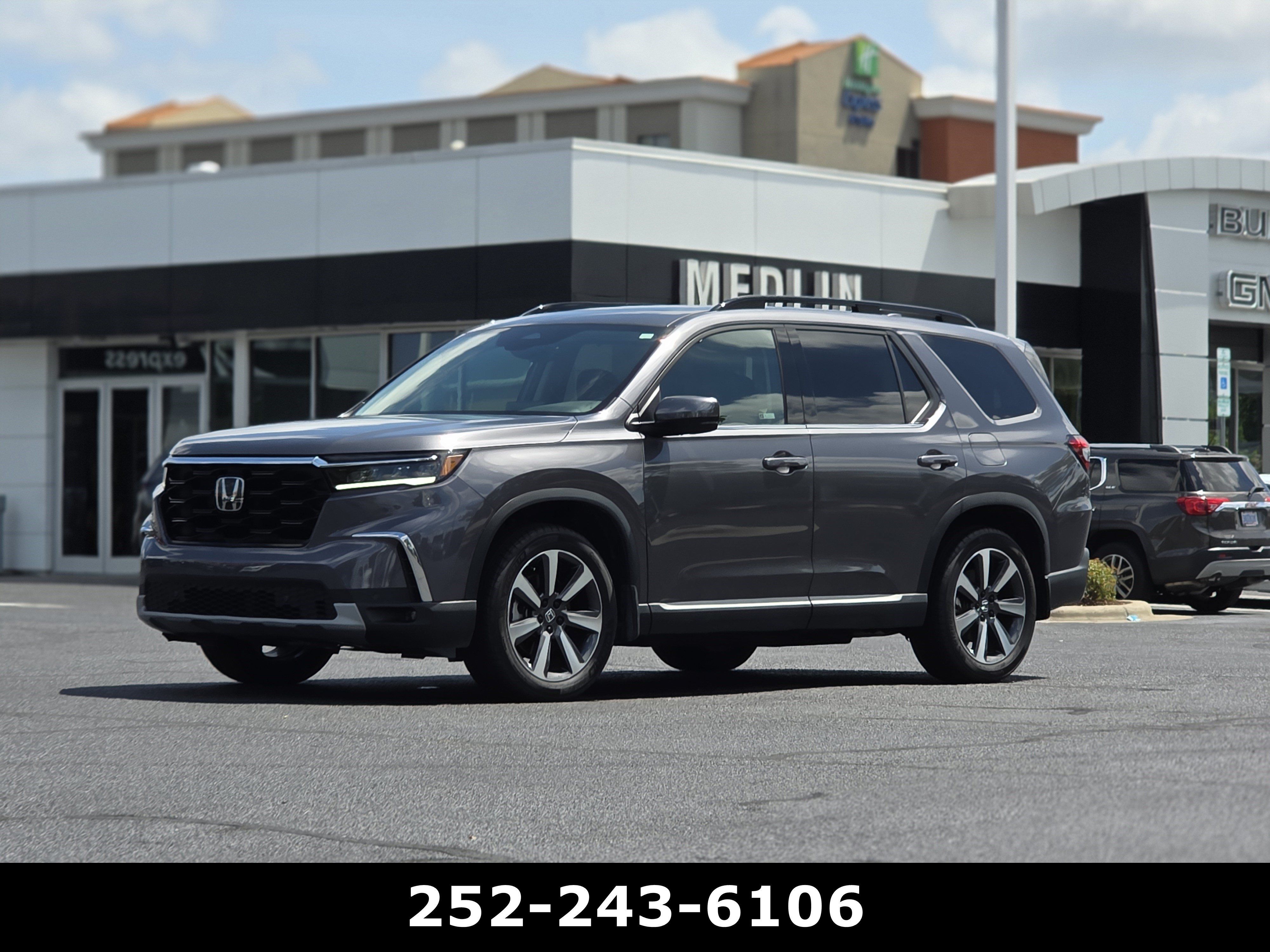 Used 2025 Honda Pilot Touring image 3