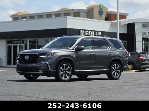 Used 2025 Honda Pilot Touring image 3