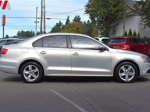 Used 2012 Volkswagen Jetta TDI w/ TDI Appearance Pkg FWD image 6