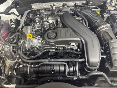 Certified 2024 Volkswagen Taos SE w/ Panoramic Sunroof Package image 9