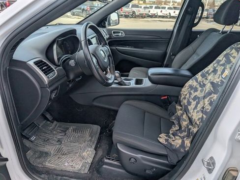 Used 2018 Jeep Grand Cherokee Laredo image 2