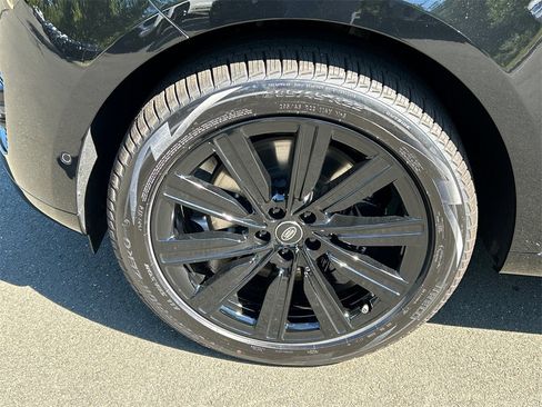 New 2025 Land Rover Range Rover SE image 8