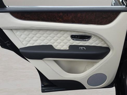Used 2023 Bentley Bentayga image 33