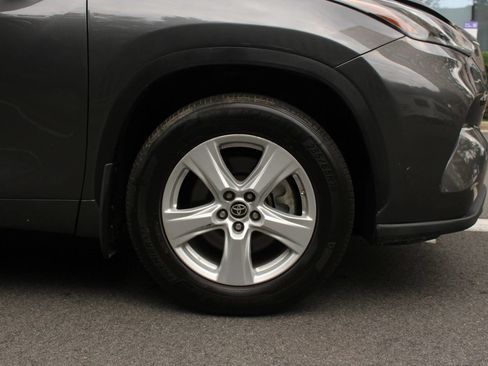 Used 2021 Toyota Highlander LE AWD/4WD image 4