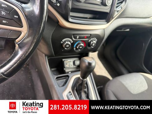 Used 2018 Jeep Cherokee Latitude w/ Altitude Package FWD image 13
