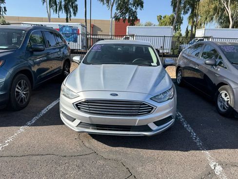 Used 2018 Ford Fusion SE w/ Fusion SE Technology Package FWD image 2