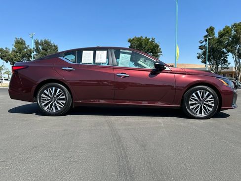 Used 2025 Nissan Altima 2.5 SV FWD image 2