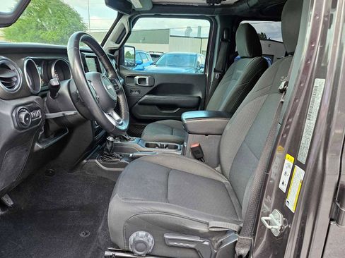 Used 2018 Jeep Wrangler Unlimited Sahara AWD/4WD image 13