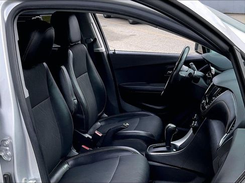 Used 2020 Chevrolet Trax LT w/ LT Convenience Package AWD/4WD image 11