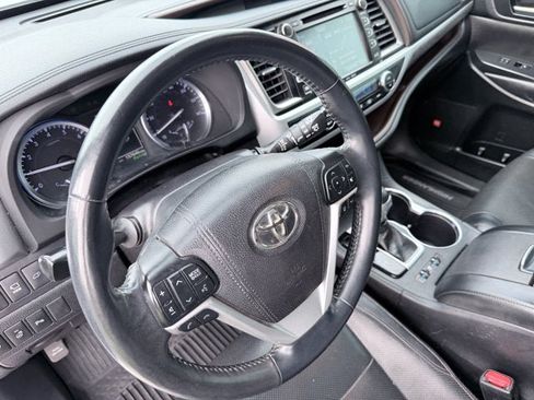 Used 2018 Toyota Highlander Limited Platinum AWD/4WD image 16