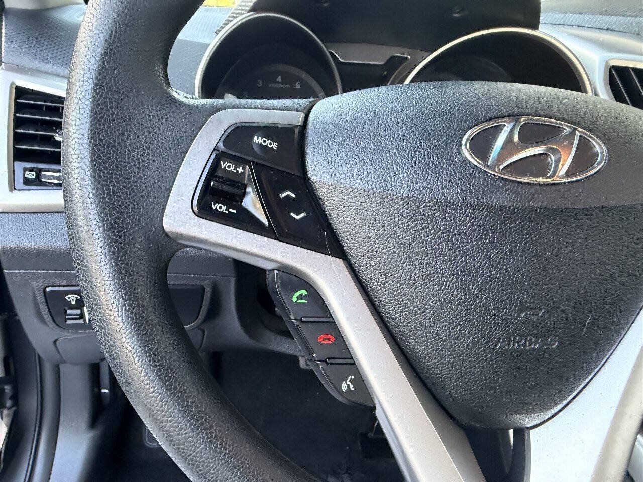 Used 2016 Hyundai Veloster FWD image 12