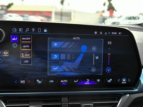 Used 2025 Chevrolet Equinox EV LT w/ Convenience Package image 32