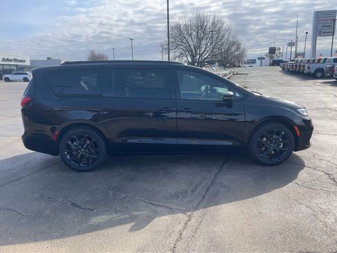 New 2026 Chrysler Pacifica Select w/ S Appearance Package image 4