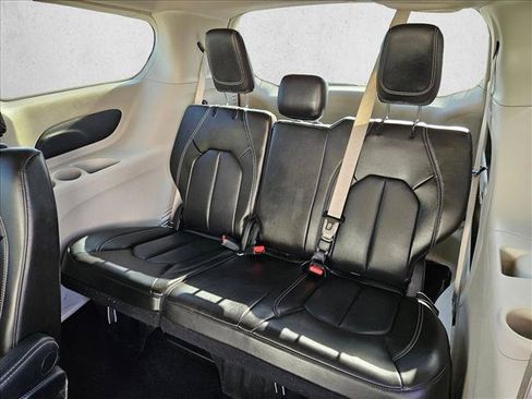 Used 2023 Chrysler Pacifica Touring-L FWD image 22