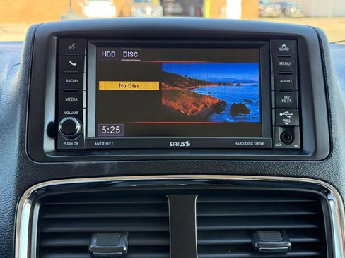 Used 2018 Dodge Grand Caravan SE w/ UConnect Hands-Free Group image 31