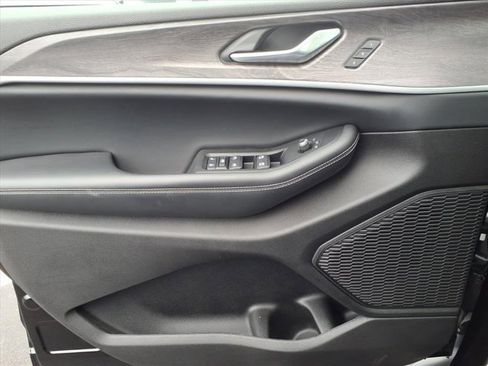 Used 2023 Jeep Grand Cherokee L Limited w/ Black Appearance Package image 22