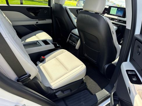 Used 2025 Lincoln Aviator Reserve AWD/4WD image 14