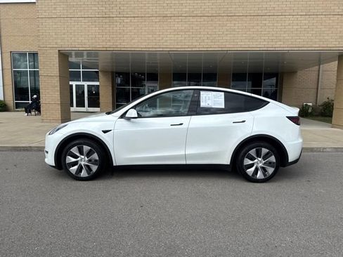 Used 2023 Tesla Model Y AWD image 1