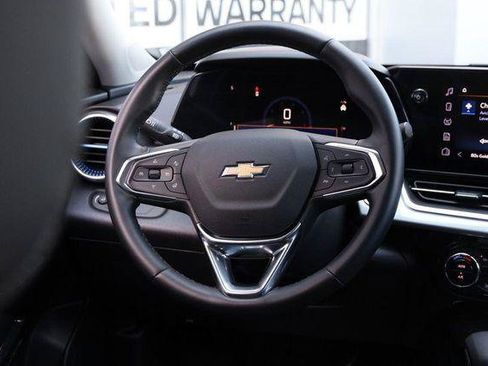 Used 2025 Chevrolet Trax LT w/ LT Convenience Package FWD image 23