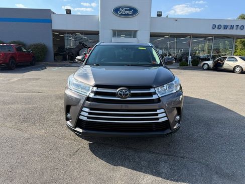 Used 2017 Toyota Highlander XLE image 4