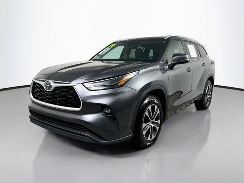 Used 2024 Toyota Highlander XLE FWD image 10